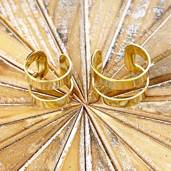 🥰 A Set of Two Gold Tone Rings One Size Fits All - Picture 5 of 9